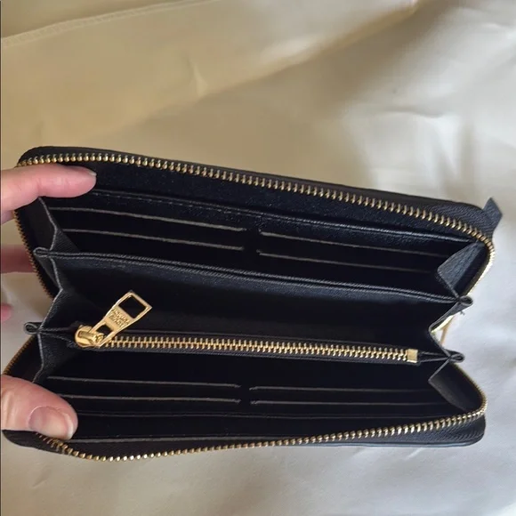 Black Crossbody Bag with Gold Chain + wallet - Picture 9 of 10